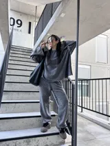 Pantalón de jogging gris nevado con bolsillos y tela elastizada.