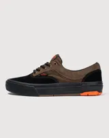 Championes Vans modelo Skate Era Wafflecup, con diseño bicolor en negro y marrón. Presentan una silueta clásica de skate con suela WaffleCup que combina durabilidad y flexibilidad, cordones negros y detalles en color naranja en la lengüeta, plantilla y suela.
