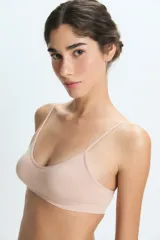 Top deportivo de diseño minimalista, sin costuras, con escote en V y breteles finos. Confeccionado en tejido elástico de tacto suave.