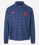 Camisa masculina con cuello polo con raya contrastante, mangas largas, puños ajustados con raya contrastante, estampas localizadas en el pecho y estampa heatprint. La prenda posee tecnologia dry.