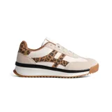 Championes deportivos de diseño urbano, combinan paneles de gamuza sintética en tono beige con detalles de estampado animal print de leopardo. Presentan una suela de plataforma con franja negra y base dentada en color caramelo.