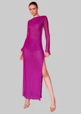 Vestido largo de tul transparente color magenta, con cuello redondo, mangas largas y espalda descubierta. Presenta un tajo lateral profundo en la falda.
