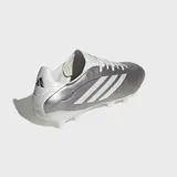 Championes de fútbol Adidas Copa Pure IV League FG, color plateado con detalles en blanco. Presentan un diseño aerodinámico con las icónicas tres bandas de la marca en el lateral y suela con tapones para césped natural.