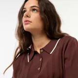Sweater de punto color marrón con cuello polo en contraste color crema, manga corta y cierre frontal con tres botones.