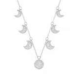 Gargantilla plateada con cadena fina y dijes colgantes de media luna y un dije central circular, todos con incrustaciones de cristales blancos.