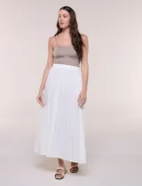 Falda larga de color blanco con pretina elastizada y fruncidos en la cintura, con caída holgada y ligera.