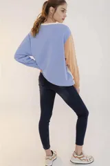 Pantalón de jean corte chupín, color azul oscuro con efecto lavado, de tiro medio y largo al tobillo.