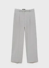 Pantalón de sastreria gris con diseño de raya diplomática, de tiro bajo, corte recto y amplio con pinzas delanteras y trabillas para cinturón.