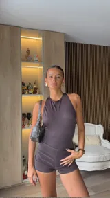 Body negro de diseño minimalista con cuello alto y espalda ultra escotada. Confeccionado en tela elastizada que se adapta al cuerpo.