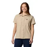 Camisa de manga corta Columbia, color beige, con cuello clásico, cierre frontal con botones y dos bolsillos frontales funcionales. Confeccionada con tecnología Omni-Shade para protección solar y Omni-Wick para absorción de humedad.