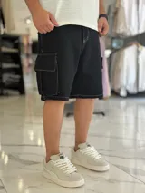 Bermuda cargo de jean color celeste con lavado ácido, corte oversize y bolsillos laterales con solapa.