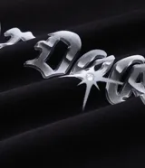 Buzo con capucha de algodón con forro polar, diseño de manga larga con puños y bajo elásticos, y bolsillo tipo canguro. Presenta un estampado gráfico en la espalda con la imagen de Snoop Dogg y lettering estilo gótico.