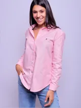 Camisa de corte holgado confeccionada en algodón, con diseño bicolor que combina blanco y celeste. Presenta cuello clásico, cierre frontal con botones, mangas largas con puños abotonados y dobladillo redondeado.