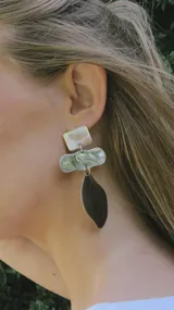 Aros colgantes de diseño con piezas geométricas y formas orgánicas articuladas. Su estructura liviana aporta movimiento y presencia.