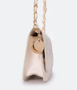 Bolso pequeño estructurado color negro, con textura capitoneada, asa de cadena y solapa frontal con botón a presión. Incluye divisor interno con cremallera.