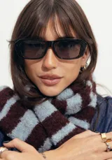 Lentes de sol con armazón rectangular de carey oscuro y cristales degradados. Cuentan con protección UV400 y están fabricados en policarbonato.