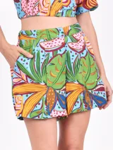 Short con estampado de hojas y frutas, con bolsillos laterales.