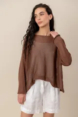 Sweater de tejido semitransparente color marrón con brillo dorado, cuello bote y mangas largas de corte holgado.