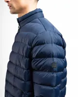 Campera acolchada de nylon color negro, con diseño capitoneado, cuello alto, cierre frontal completo y bolsillos laterales con cierre. Presenta puños y cintura con terminaciones elásticas.