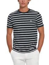 Remera de hombre Original Penguin con diseño de rayas horizontales blancas y azul marino, cuello redondo y logo bordado en el pecho.