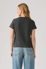 Remera de algodón color gris oscuro con cuello redondo y mangas cortas. Presenta el logo de la marca estampado en el frente con un diseño tipo bandana.
