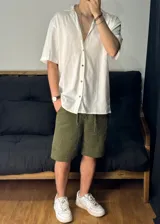 Bermuda color verde oliva de lino, corte holgado y largo hasta la rodilla.