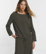 Blusa verde militar de viscosa, con cuello redondo, mangas largas y lazo ajustable en la cintura.