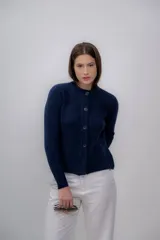 Cardigan marrón claro de punto con cuello redondo y cierre frontal con botones.