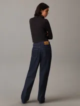 Top negro de manga larga con cuello alto y logo de Calvin Klein bordado en el cuello.