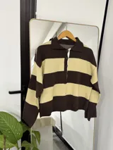 Sweater de punto a rayas horizontales en color marrón y beige, con cuello polo y cierre frontal de botones.
