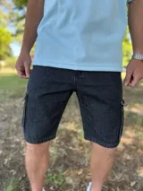 Bermuda de jean estilo cargo con bolsillos laterales con solapa y corte oversize.