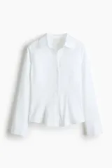 Camisa blanca de corte entallado con cuello clásico, cierre frontal de botones, mangas largas con puños abotonados y pinzas frontales y traseras para un ajuste estilizado.