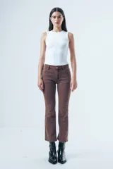 Jean bootcut de tiro medio color marrón, con diseño de pierna ligeramente acampanada hacia el ruedo.