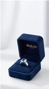 Anillo de plata con cristal cuadrado celeste facetado de corte tipo cojín.