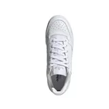 Championes Adidas Forum Bold de plataforma, color blanco total. Presentan un diseño de caña baja con exterior de cuero sintético, cierre de cordones y suela de goma elevada con el logo de la marca grabado en el lateral.