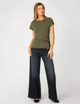 Remera de manga corta color verde militar, con cuello redondo y detalle de lazo ajustable en el lateral de la cintura que crea un efecto drapeado.