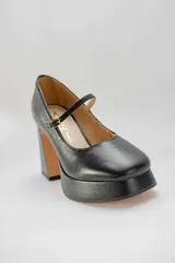 Zapato de cuero color borgoña, con plataforma, taco cuadrado y tira sobre el empeine.