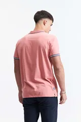 Remera polo color salmón de estilo jersey, corte regular, con logo estampado y detalles en azul marino en cuello y mangas. Confeccionada en algodón y spandex.