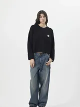 Sweater de punto acanalado color negro, con cuello redondo, mangas largas y un bolsillo frontal en el pecho con etiqueta de la marca.