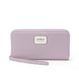 Billetera larga con cierre perimetral, confeccionada en material sintético texturizado color mostaza. Cuenta con correa de mano extraíble y placa metálica con logo de la marca en el frente.