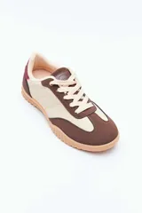Zapatillas urbanas de estilo deportivo, modelo Paddock Pols, confeccionadas en combinación de tonos beige y blanco, con suela de goma estructurada.