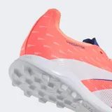 Championes de fútbol Adidas Predator League, color naranja coral con tres franjas blancas y detalles en azul oscuro. Tienen suela de goma con tacos cortos para moqueta artificial (turf).