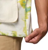 Campera Acker Rock Twill de diseño urbano, confeccionada en tejido de sarga con estampado tie-dye en tonos blanco y verde. Cuenta con un bolsillo frontal aplicado en contraste color beige y etiqueta de la marca en el lateral.
