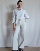 Pantalón de jean estilo wide leg con costuras verticales frontales, tiro alto y bolsillos laterales.