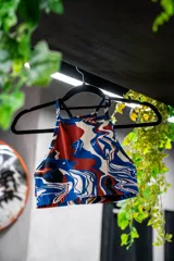 Top deportivo con estampado abstracto en tonos rojo, azul y blanco.