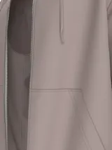 Buzo Calvin Klein con capucha y cremallera, color lila, de corte relaxed, con bolsillos laterales, puños y dobladillo con punto canalé y parche con logo en el pecho.