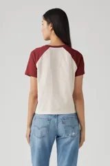 Remera estilo raglán de color crema con mangas cortas bordó. Presenta un estampado frontal de un paisaje desértico con cactus, enmarcado por una soga, y el logo "Levi's" en la parte inferior.