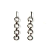 Par de caravanas colgantes plateadas, formadas por cuatro aros texturizados unidos entre sí.