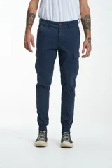 Pantalón cargo azul marino de gabardina con puño en los tobillos, bolsillos traseros con solapa y efecto teñido en la tela.