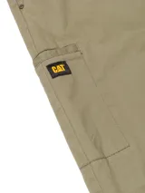 Pantalón jogger Caterpillar de twill en color verde militar, con cintura elástica con cordón de ajuste negro, bolsillos laterales y un bolsillo cargo en la pierna derecha con la etiqueta de la marca.
